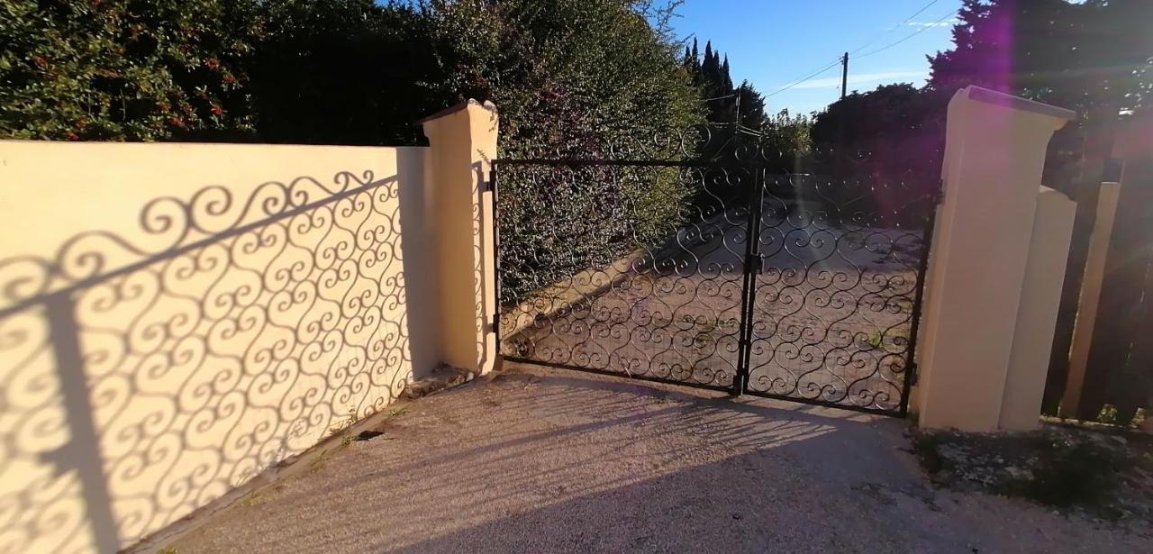 Villa Kps Pujaut Kültér fotó